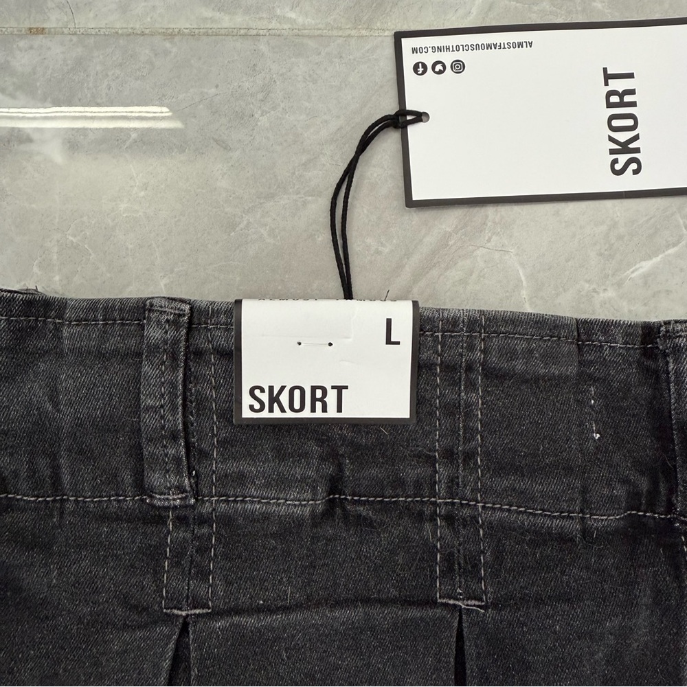 Women’s Almost Famous Pleated Black Denim Mini Skort Skirt Y2K Grunge Size Large - Picture 8 of 12